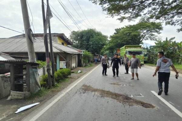 Senggolan, Pemotor Tewas Terlindas Truk di Bogor