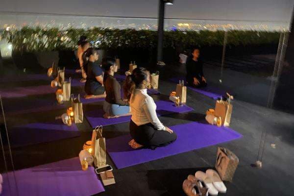 Earth Hour 2025, Park Hyatt Jakarta Ajak Tamu Yoga dalam Gelap Bertabur Cahaya Lilin Earth Hour 2025, Park Hyatt Jakarta Ajak Tamu Yoga dalam Gelap Bertabur Cahaya Lilin