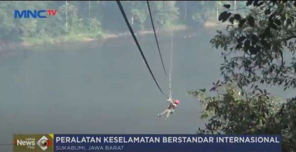Sensasi Meluncur di Atas Danau dengan Flying Fox Sensasi Meluncur di Atas Danau dengan Flying Fox
