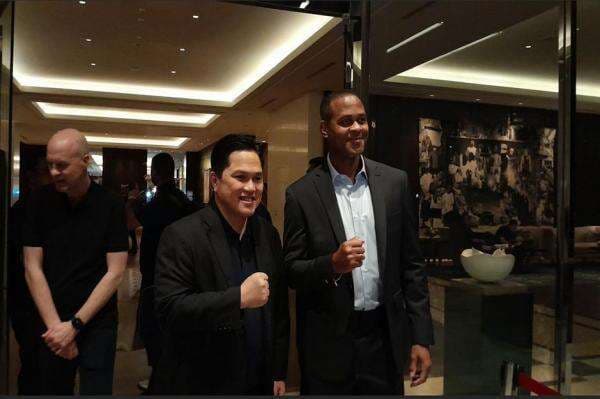 Senyum Optimistis Patrick Kluivert saat Pimpin Timnas Indonesia Terbang ke Australia Senyum Optimistis Patrick Kluivert saat Pimpin Timnas Indonesia Terbang ke Australia