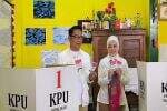 Senyum Semringah Cagub Ridwan Kamil Bersama Atalia Mencoblos di TPS 023 Bandung Senyum Semringah Cagub Ridwan Kamil Bersama Atalia Mencoblos di TPS 023 Bandung