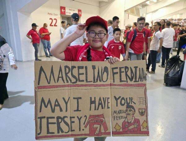 Viral Anak Kecil Batal Dapat Jersey Marselino Ferdinan karena Direbut Bapak-Bapak, Warganet Doakan Diundang Oxford United Viral Anak Kecil Batal Dapat Jersey Marselino Ferdinan karena Direbut Bapak-Bapak, Warganet Doakan Diundang Oxford United