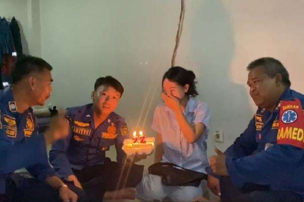 Diputusin Pacar saat Ultah, Gadis Muda di Bogor Datangi Damkar Diputusin Pacar saat Ultah, Gadis Muda di Bogor Datangi Damkar