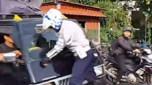 Cerita Petugas Dishub Depok Viral Nangkring di Mobil Pikap, Sempat Diajak Kelahi Cerita Petugas Dishub Depok Viral Nangkring di Mobil Pikap, Sempat Diajak Kelahi
