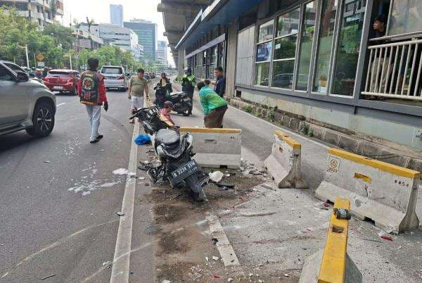 Kecelakaan 2 Mobil dan 1 Motor di Kuningan Jaksel, Tabrak Separator Busway Kecelakaan 2 Mobil dan 1 Motor di Kuningan Jaksel, Tabrak Separator Busway
