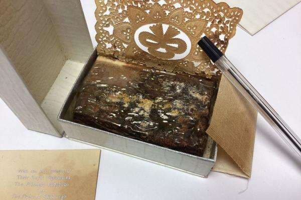 Disimpan selama 78 Tahun, Sepotong Kue Pernikahan Ratu Elizabeth II Terjual Rp69 Juta Disimpan selama 78 Tahun, Sepotong Kue Pernikahan Ratu Elizabeth II Terjual Rp69 Juta