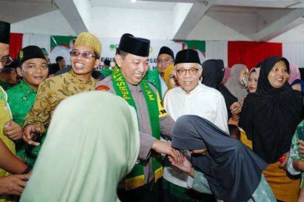 Serahkan Paket Sembako ke Warga, Kapolri Bersinergi Wujudkan Visi Indonesia Emas 2045 Serahkan Paket Sembako ke Warga, Kapolri Bersinergi Wujudkan Visi Indonesia Emas 2045