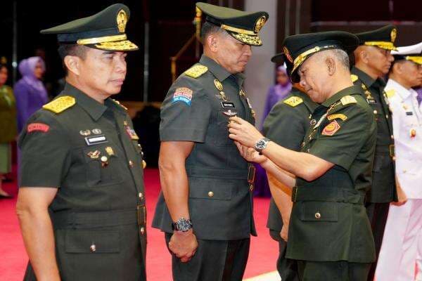 Sertijab 6 Jabatan Strategis, Ada Kapuspen hingga Danjen Akademi TNI Sertijab 6 Jabatan Strategis, Ada Kapuspen hingga Danjen Akademi TNI