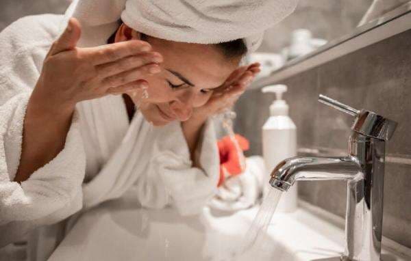 Serum vs Moisturizer, Mana Duluan Dipakai Setelah Cuci Muka? Serum vs Moisturizer, Mana Duluan Dipakai Setelah Cuci Muka?