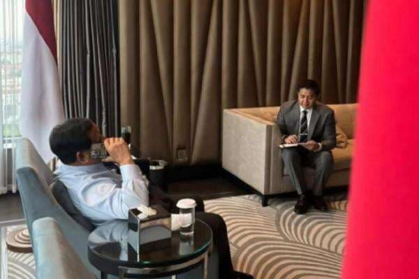 Seskab Teddy Ungkap Trump Telepon Prabowo 17 Menit, Negosiasi Alot Soal Tarif Impor Seskab Teddy Ungkap Trump Telepon Prabowo 17 Menit, Negosiasi Alot Soal Tarif Impor