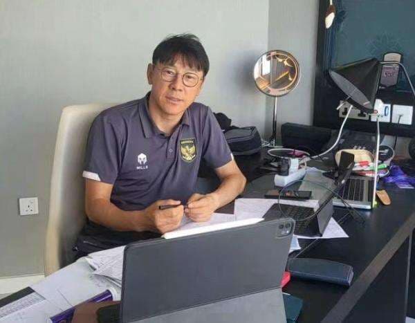 Shin Tae-yong Bagi-Bagi THR ke Staff Timnas Indonesia, Masing-Masing Terima Rp1,5 Juta! Shin Tae-yong Bagi-Bagi THR ke Staff Timnas Indonesia, Masing-Masing Terima Rp1,5 Juta!