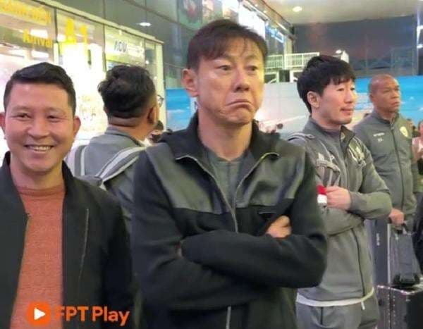 Shin Tae-yong Cemberut Ada Fans Vietnam yang Foto Bareng Tanpa Izin, Begini Penampakannya! Shin Tae-yong Cemberut Ada Fans Vietnam yang Foto Bareng Tanpa Izin, Begini Penampakannya!