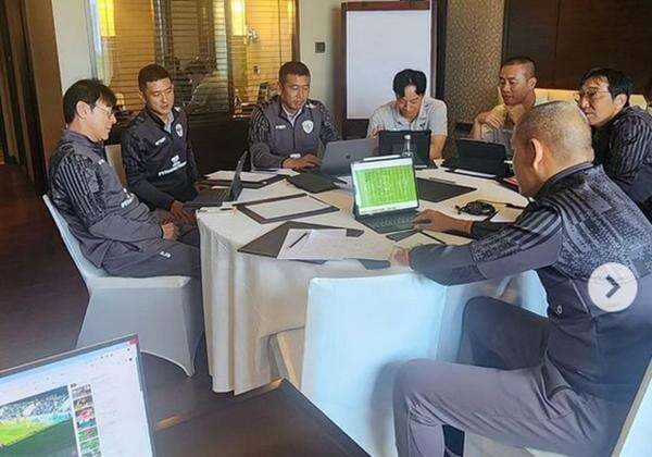 Shin Tae-yong Gelar Rapat Khusus dengan Tim Kepelatihan Timnas Indonesia Jelang Lawan Jepang, Siap Rebut Poin di SUGBK? Shin Tae-yong Gelar Rapat Khusus dengan Tim Kepelatihan Timnas Indonesia Jelang Lawan Jepang, Siap Rebut Poin di SUGBK?