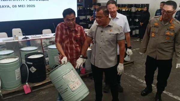 Gerebek Gudang di Surabaya dan Pasuruan, Polisi Ungkap Perdagangan Sianida Ilegal Gerebek Gudang di Surabaya dan Pasuruan, Polisi Ungkap Perdagangan Sianida Ilegal