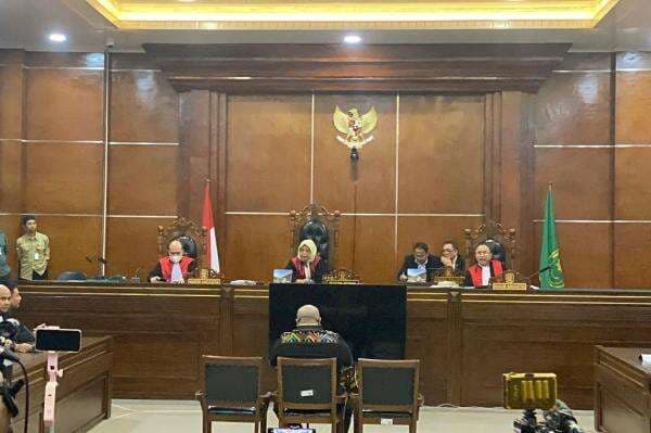 Razman Kena Semprot Hakim gegara Main HP saat Jaksa Baca Tuntutan Razman Kena Semprot Hakim gegara Main HP saat Jaksa Baca Tuntutan