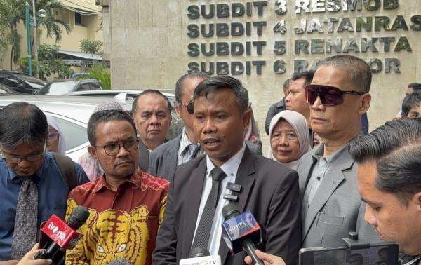 Silfester Matutina Belum Serahkan Diri ke Kejari Jaksel, Roy Suryo Cs: Jangan Gede Badan Saja, Hormati Konstitusi! Silfester Matutina Belum Serahkan Diri ke Kejari Jaksel, Roy Suryo Cs: Jangan Gede Badan Saja, Hormati Konstitusi!