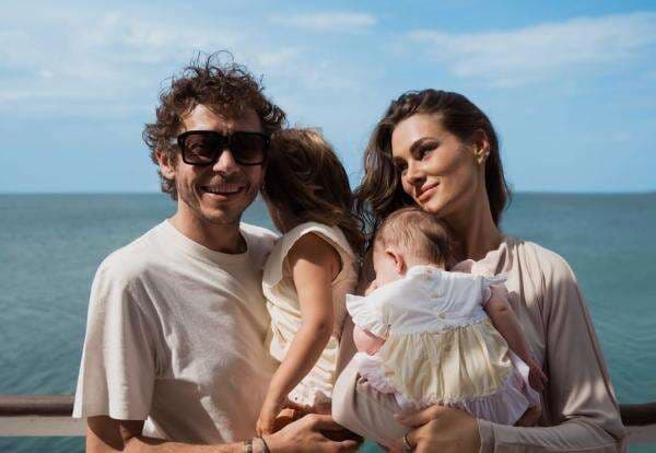 Kisah Cinta Tak Biasa Valentino Rossi, Legenda MotoGP yang Pernah Kepincut dengan Umbrella Girl Kisah Cinta Tak Biasa Valentino Rossi, Legenda MotoGP yang Pernah Kepincut dengan Umbrella Girl