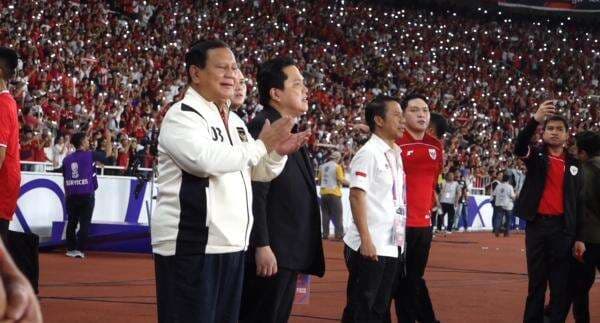 Momen Prabowo Nyanyi Tanah Airku di Pinggir Lapangan Usai Timnas Indonesia Permalukan Bahrain 1-0 Momen Prabowo Nyanyi Tanah Airku di Pinggir Lapangan Usai Timnas Indonesia Permalukan Bahrain 1-0