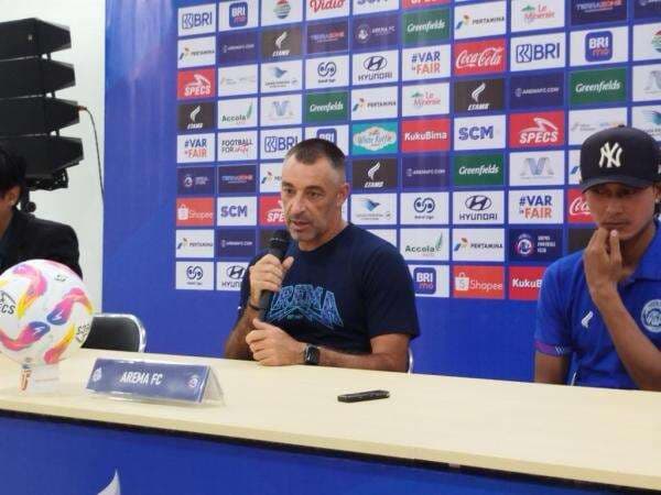 Reaksi Dingin Pelatih Arema FC Dengar Kabar Pemecatan Jelang Berakhirnya Liga 1 2024-2025 Reaksi Dingin Pelatih Arema FC Dengar Kabar Pemecatan Jelang Berakhirnya Liga 1 2024-2025