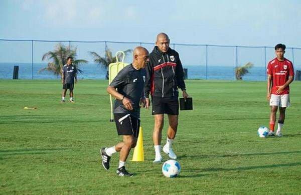 Simon Tahamata Hadiri Latihan Timnas Indonesia U-17 di Bali Jelang Piala Kemerdekaan 2025, Ada Apa? Simon Tahamata Hadiri Latihan Timnas Indonesia U-17 di Bali Jelang Piala Kemerdekaan 2025, Ada Apa?