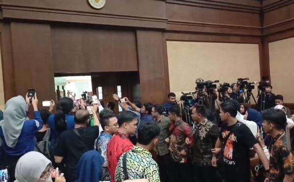 Sidang Putusan Tom Lembong, Simpatisan Nyanyikan Indonesia Raya di Ruang Sidang Sidang Putusan Tom Lembong, Simpatisan Nyanyikan Indonesia Raya di Ruang Sidang
