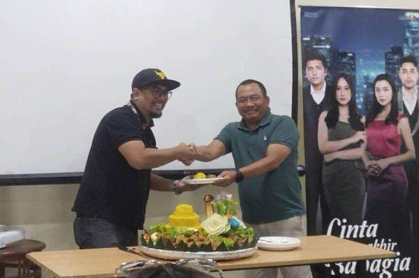 Sinetron Cinta Berakhir Bahagia Tayang Perdana di RCTI, Pemain dan Kru Gelar Syukuran Sinetron Cinta Berakhir Bahagia Tayang Perdana di RCTI, Pemain dan Kru Gelar Syukuran