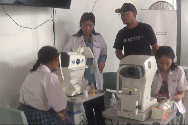 Siswa Lentera Gunung Moria Senang Dapat Kacamata Gratis dari MNC Peduli dan Essilor Siswa Lentera Gunung Moria Senang Dapat Kacamata Gratis dari MNC Peduli dan Essilor