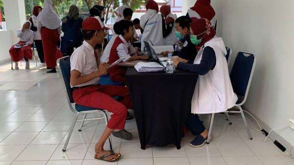 Siswa Sekolah Rakyat Tetap Semangat Belajar Meski Pakai Sandal Jepit Siswa Sekolah Rakyat Tetap Semangat Belajar Meski Pakai Sandal Jepit