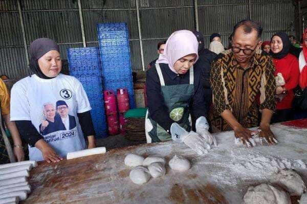 Siti Atikoh Buat Kerupuk Kemplang Khas Palembang, Aksinya Bikin Warga Penasaran Siti Atikoh Buat Kerupuk Kemplang Khas Palembang, Aksinya Bikin Warga Penasaran