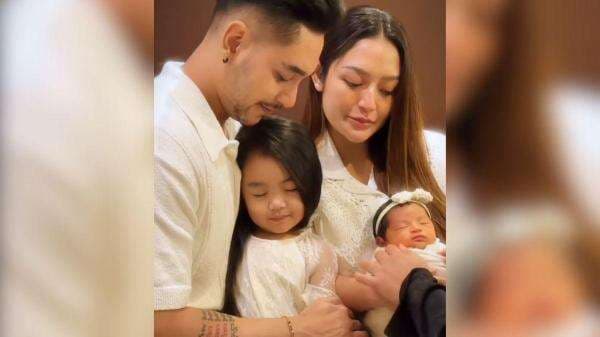 Potret Imut Anak Kedua Krisjiana Baharudin dan Siti Badriah saat Photoshoot Keluarga Potret Imut Anak Kedua Krisjiana Baharudin dan Siti Badriah saat Photoshoot Keluarga