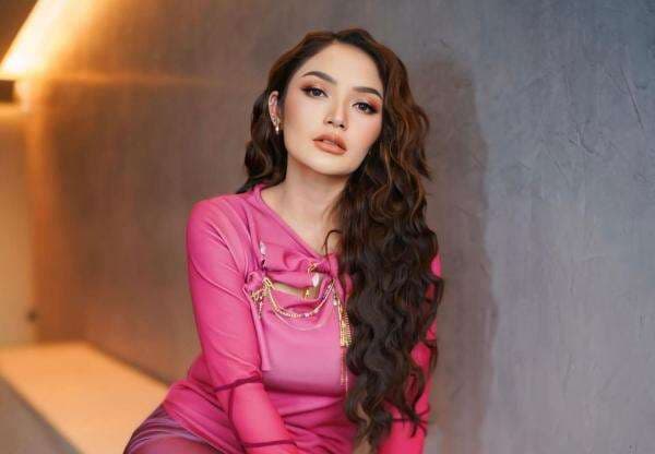 Potret Siti Badriah Manggung di Nikahan, Tampil Centil Pakai Busana Pink Potret Siti Badriah Manggung di Nikahan, Tampil Centil Pakai Busana Pink