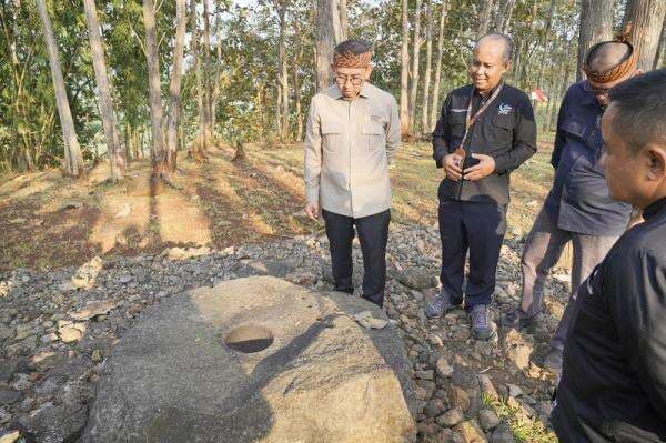 Tinjau Situs Pasir Lulumpang, Menbud Tekankan Perlunya Riset dan Kajian Mendalam Tinjau Situs Pasir Lulumpang, Menbud Tekankan Perlunya Riset dan Kajian Mendalam