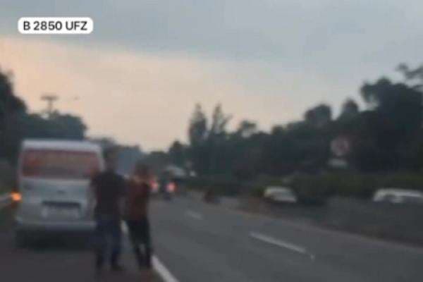 Sok Jagoan, Sopir Koboi Todongkan Pistol ke Pengendara Lain di Tol Cipularang Sok Jagoan, Sopir Koboi Todongkan Pistol ke Pengendara Lain di Tol Cipularang
