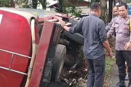 Sopir Ngantuk, Truk Tangki Air Terguling di Sawangan Depok