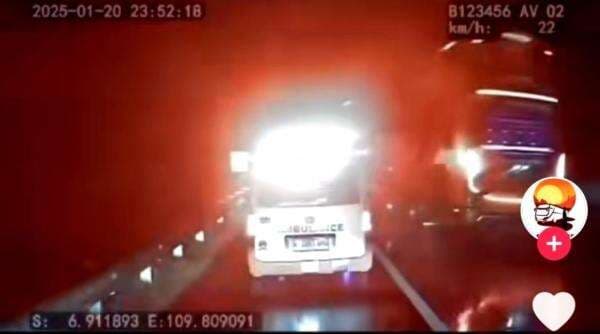 Viral Sopir Bus Juragan99 Cekcok dengan Ambulans Gara-Gara Lampu Rotator Viral Sopir Bus Juragan99 Cekcok dengan Ambulans Gara-Gara Lampu Rotator