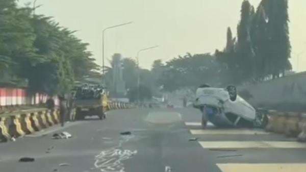 Sopir Ngantuk, Honda Brio Terbalik di Exit Tol Sentul Utara Sopir Ngantuk, Honda Brio Terbalik di Exit Tol Sentul Utara