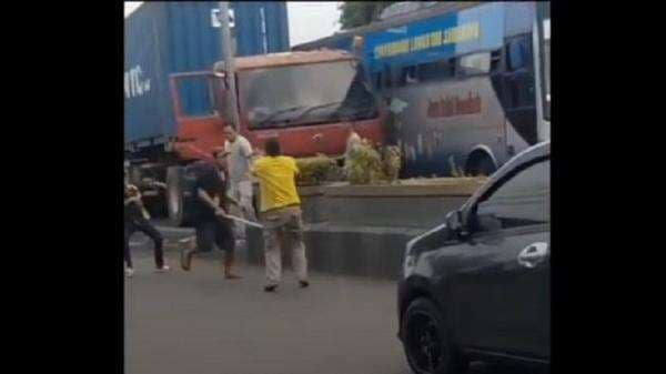 Viral Sopir Truk dan Kru Bus di Pasuruan Baku Hantam di Jalan, Awalnya Saling Pepet Viral Sopir Truk dan Kru Bus di Pasuruan Baku Hantam di Jalan, Awalnya Saling Pepet