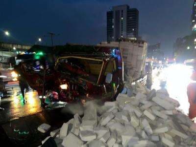 Sopir Truk Hebel Meninggal Usai Terjepit saat Kecelakaan, Damkar Bantu Evakuasi Sopir Truk Hebel Meninggal Usai Terjepit saat Kecelakaan, Damkar Bantu Evakuasi