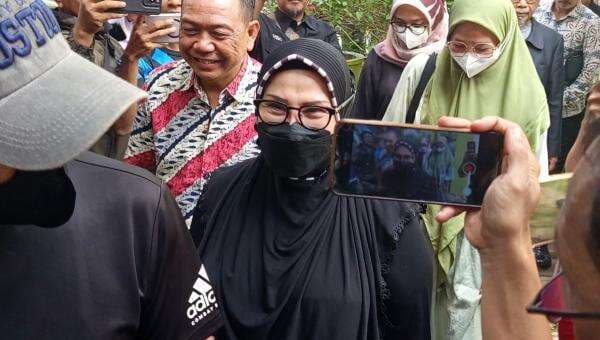 Viral Masuk Surga Bayar Rp 1 Juta, Begini Wajah Sosok Umi Cinta yang Dipanggil MUI Bekasi Viral Masuk Surga Bayar Rp 1 Juta, Begini Wajah Sosok Umi Cinta yang Dipanggil MUI Bekasi