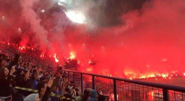 Stadion GBLA Membara, Bobotoh Rayakan Pesta Juara Persib dengan Flare dan Kembang Api Stadion GBLA Membara, Bobotoh Rayakan Pesta Juara Persib dengan Flare dan Kembang Api
