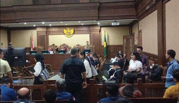 Hakim Usir Staf Penasihat Hukum Tom Lembong dari Area Sidang gegara Tak Pakai Toga Hakim Usir Staf Penasihat Hukum Tom Lembong dari Area Sidang gegara Tak Pakai Toga