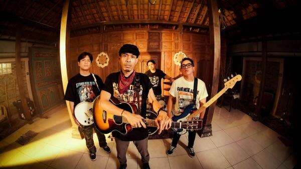 Stand Here Alone Gandeng Iksan Skuter di Single Kita Semua Saudara Stand Here Alone Gandeng Iksan Skuter di Single Kita Semua Saudara