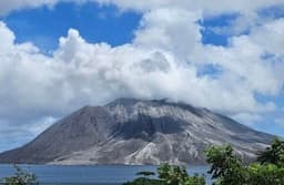Status Gunung Ruang Masih Awas, Badan Geologi Turunkan Jarak Rekomendasi Jadi 5 Km