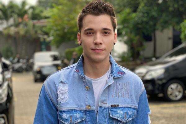 Stefan William Ogah Tanggapi Protes Celine Evangelista, Santai Unggah Foto Bareng 3 Anak Stefan William Ogah Tanggapi Protes Celine Evangelista, Santai Unggah Foto Bareng 3 Anak