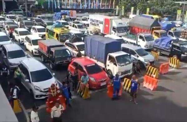 Suasana Arus Mudik Bali ke Pulau Jawa via Pelabuhan Gilimanuk Pagi Ini Suasana Arus Mudik Bali ke Pulau Jawa via Pelabuhan Gilimanuk Pagi Ini