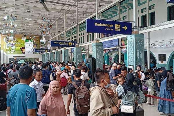 Cerita Porter Stasiun Pasar Senen, Cari Rezeki Tambahan demi Beli Baju Lebaran Anak Cerita Porter Stasiun Pasar Senen, Cari Rezeki Tambahan demi Beli Baju Lebaran Anak