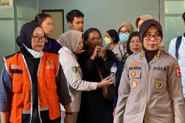 Tangis Keluarga Pecah saat Terima 4 Jenazah Korban Kebakaran Tebet Tangis Keluarga Pecah saat Terima 4 Jenazah Korban Kebakaran Tebet