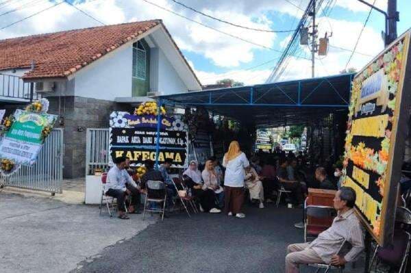 Pelayat Padati Rumah Duka Diplomat Kemlu Arya Daru di Bantul, Keluarga Nantikan Jenazah Pelayat Padati Rumah Duka Diplomat Kemlu Arya Daru di Bantul, Keluarga Nantikan Jenazah