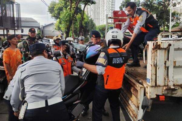 Parkir Liar di Senopati Jaksel, 12 Motor Diangkut Petugas Dishub Parkir Liar di Senopati Jaksel, 12 Motor Diangkut Petugas Dishub