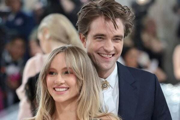 Suki Waterhouse Lahirkan Anak Pertama, Robert Pattinson Resmi Jadi Ayah